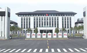 中共濟(jì)南市委黨校伸縮門(mén)案例 - 中出網(wǎng)-智能出入口與停車(chē)充電門(mén)戶(hù)