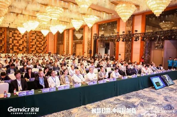 智慧公路主題主題賽現場，專家評委正在觀看項目路演