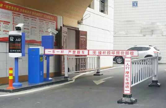 武漢西岸故事車牌識別系統(tǒng)案例 - 中出網(wǎng)-智能出入口門戶